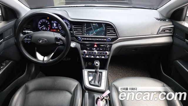 Hyundai Avante — interior