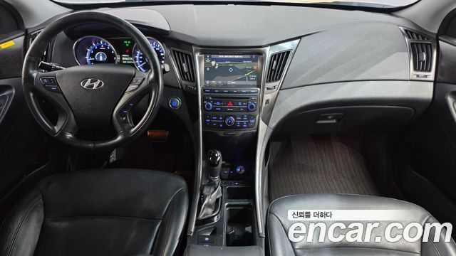 Hyundai Sonata — interior