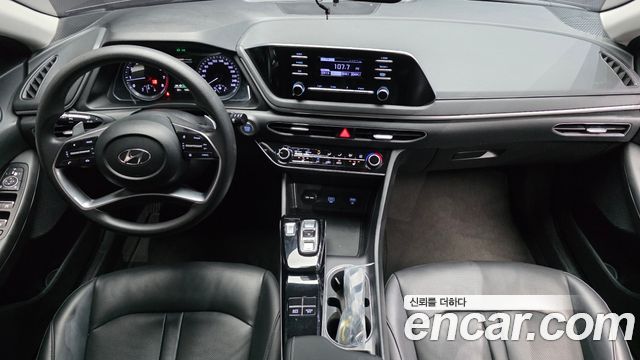 Hyundai Sonata — interior