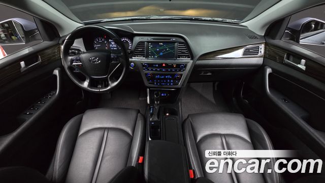 Hyundai Sonata — interior
