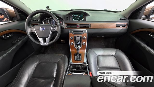 Volvo XC70 — interior