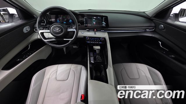 Hyundai Avante — interior