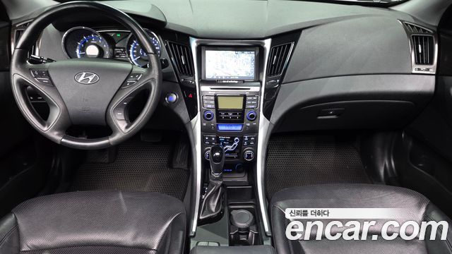 Hyundai Sonata — interior