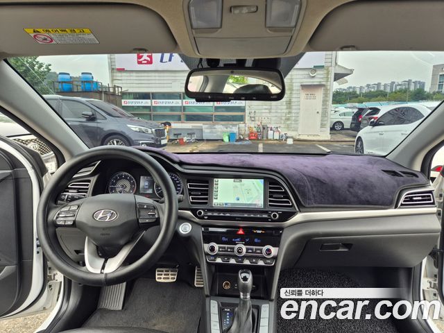 Hyundai Avante — interior