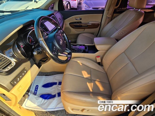 Kia Carnival — interior