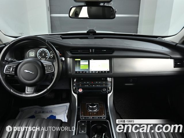 Jaguar XF — interior
