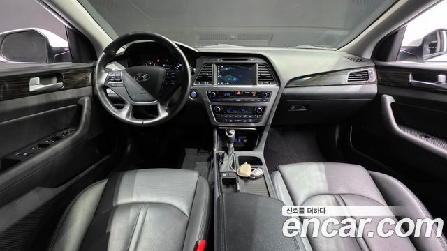 Hyundai Sonata — interior