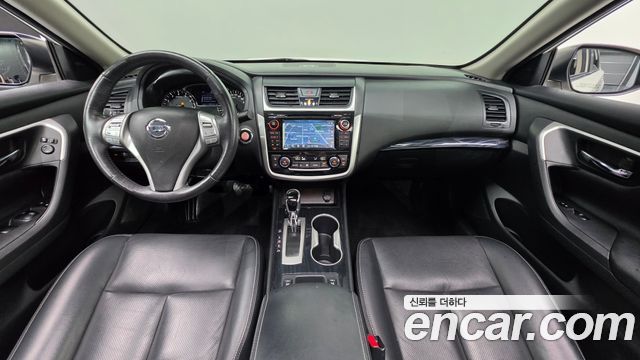 Nissan Altima — interior