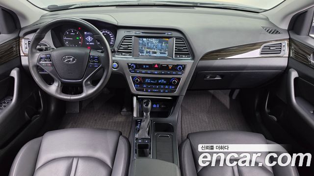 Hyundai Sonata — interior