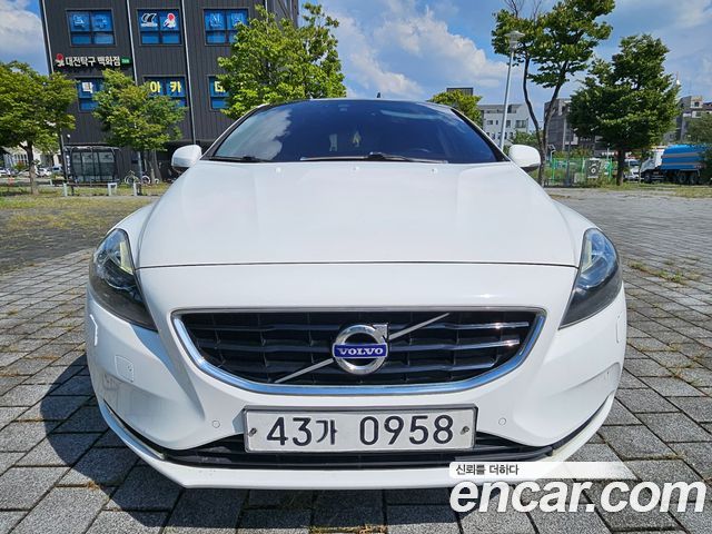 Volvo V40 — exterior