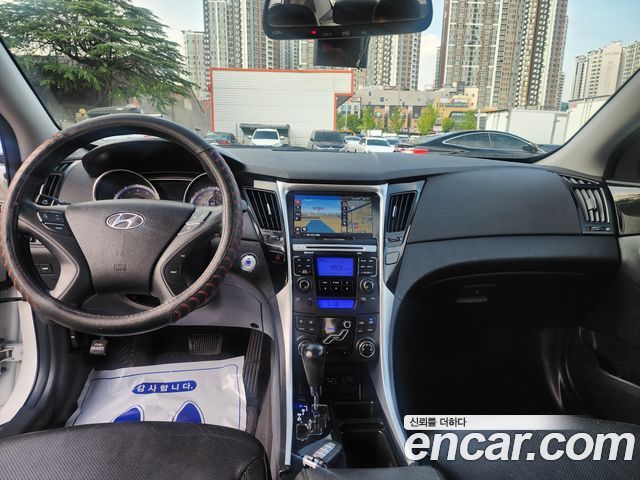 Hyundai Sonata — interior