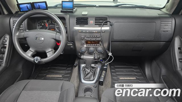 Hummer H3 — interior