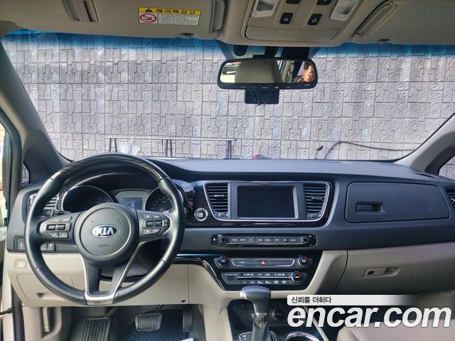 Kia Carnival — interior