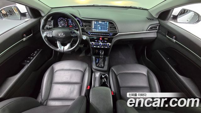 Hyundai Avante — interior