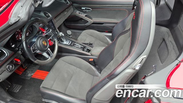 Porsche 718 — interior