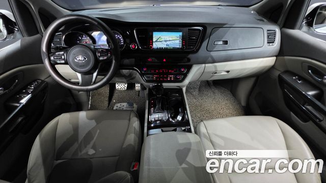 Kia Carnival — interior