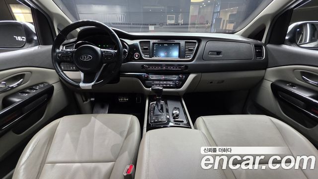 Kia Carnival — interior