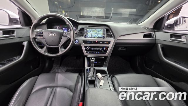 Hyundai Sonata — interior