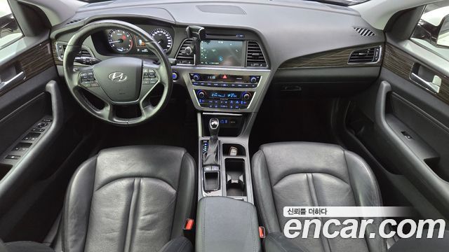 Hyundai Sonata — interior
