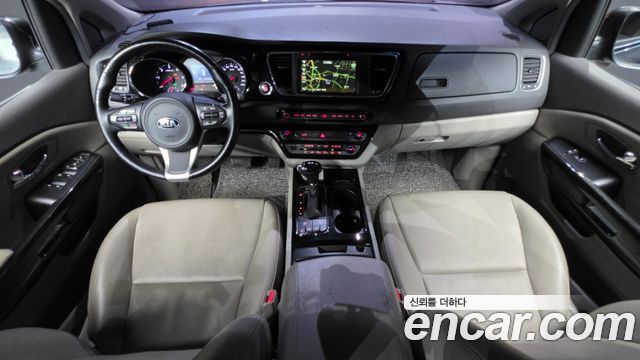 Kia Carnival — interior