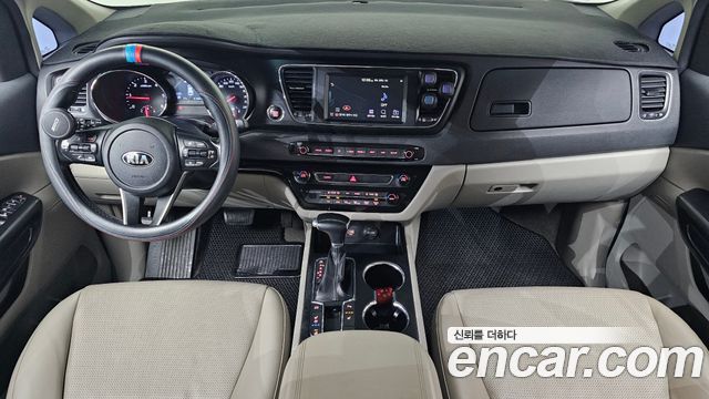 Kia Carnival — interior