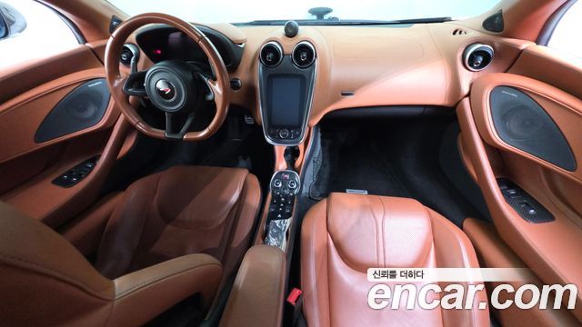 McLaren 570GT — interior