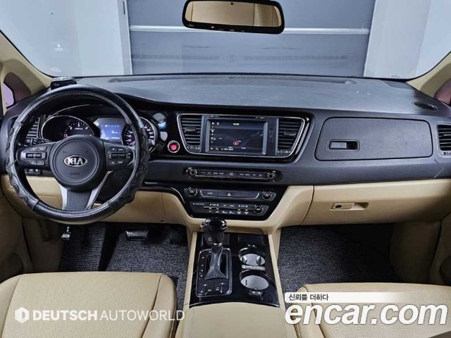 Kia Carnival — interior