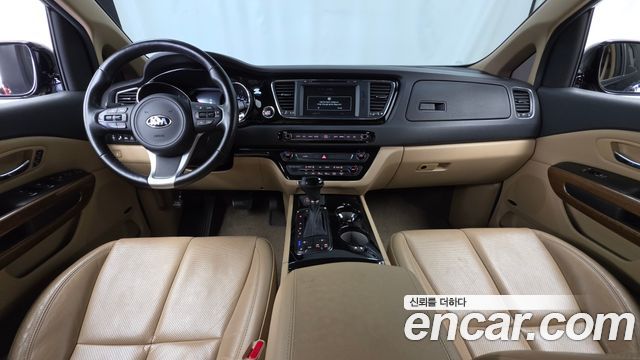 Kia Carnival — interior