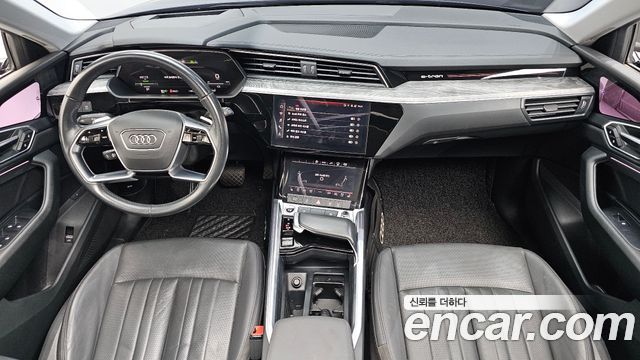 Audi e-tron — interior