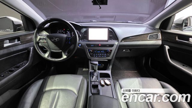 Hyundai Sonata — interior