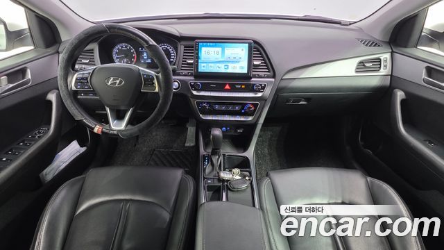 Hyundai Sonata — interior