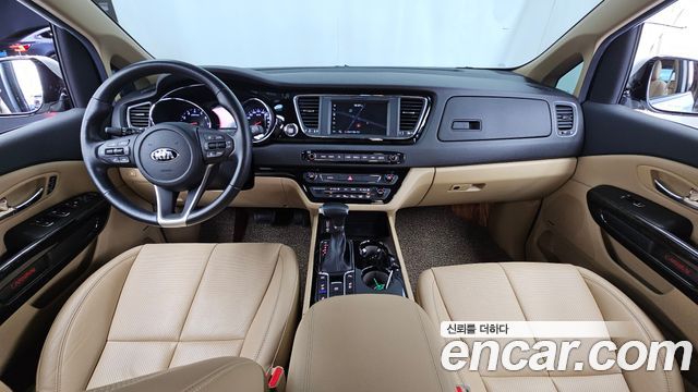 Kia Carnival — interior