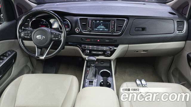 Kia Carnival — interior