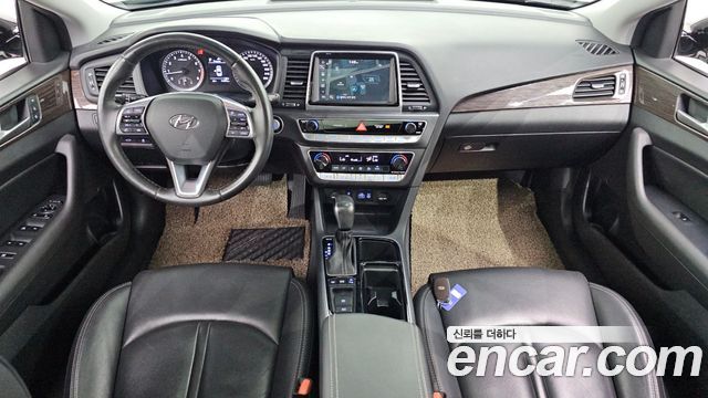 Hyundai Sonata — interior