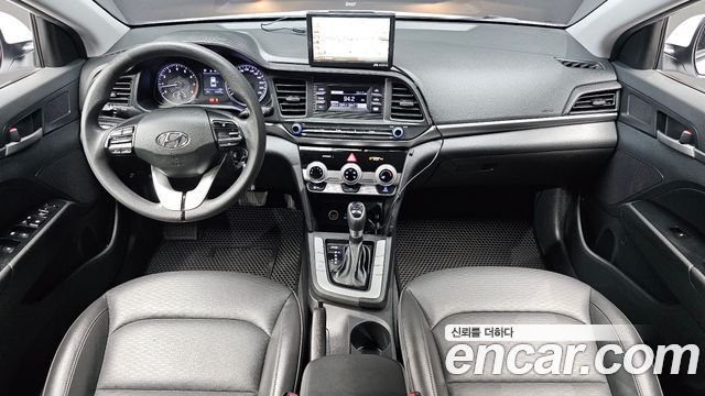 Hyundai Avante — interior