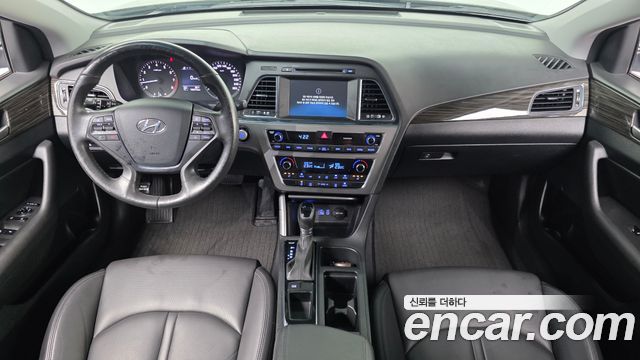Hyundai Sonata — interior