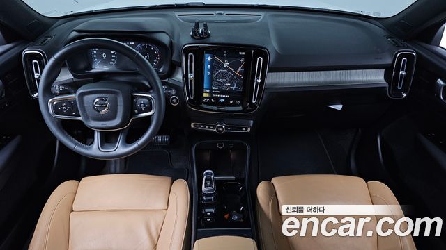 Volvo XC40 — interior
