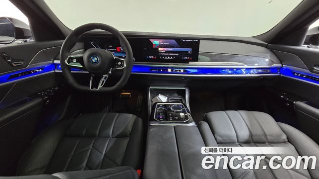 BMW i7 — interior
