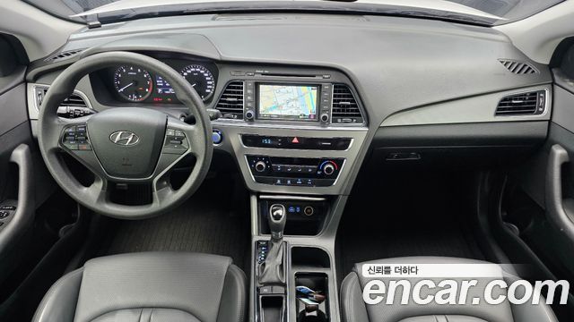 Hyundai Sonata — interior