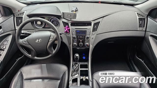Hyundai Sonata — interior