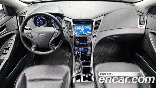 Hyundai Sonata — interior