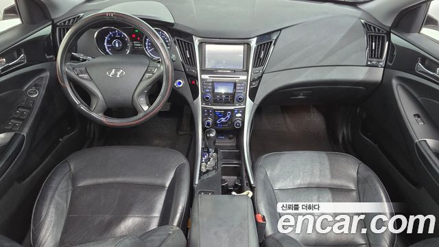 Hyundai Sonata — interior