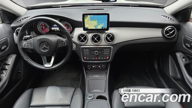 Mercedes-Benz GLA-Class — interior