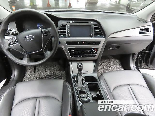 Hyundai Sonata — interior