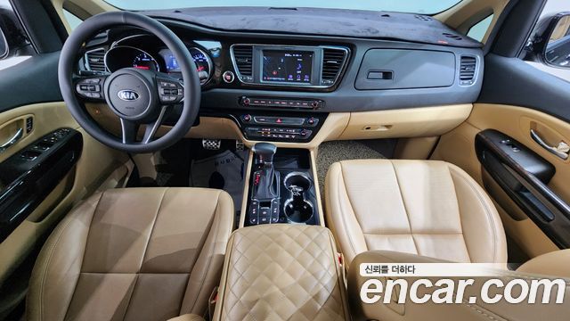 Kia Carnival — interior