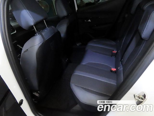 Peugeot 2008 — interior