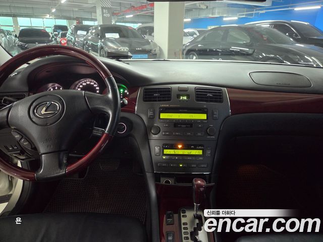 Lexus ES — interior