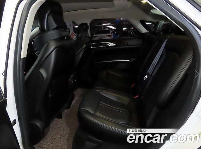 Lincoln MKZ — interior