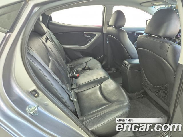 Hyundai Avante — interior