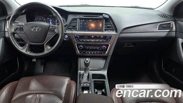 Hyundai Sonata — interior